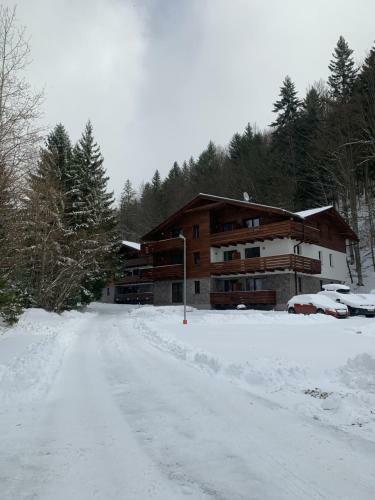 L�?nica Apartments T�le
