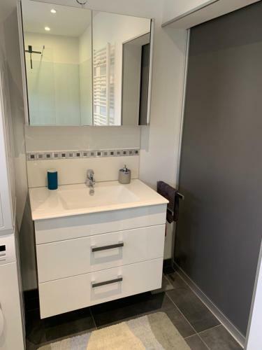 Modernes Haus Auf Gro�em Grundst�ck Im Gr�nen