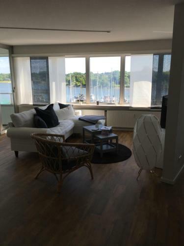 Apartment 6, Og 3