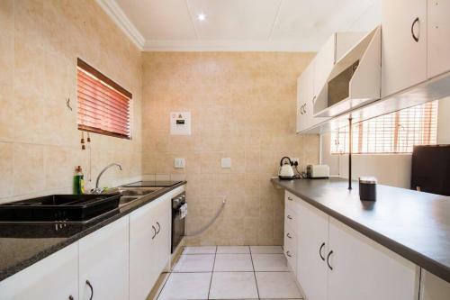 Beautiful And Modern Apartment Close To Menlyn