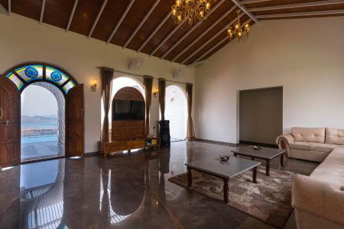 Villa Stayvista At Lake Arches