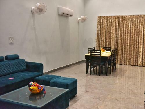 Miami - Luxury Villa With Home Theater & Pool