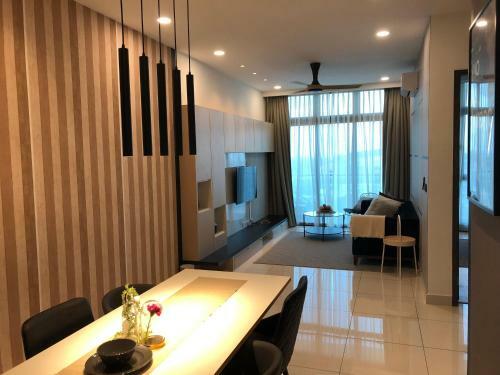 Luxury Smart Apartment W/ Poolview @green Haven