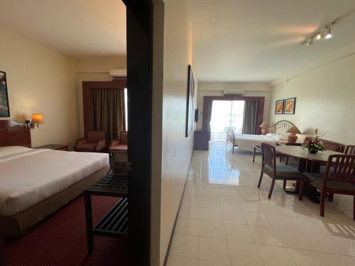 Hotel Paradise By The Sea 0806