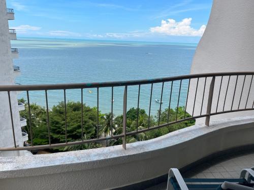 Hotel Paradise By The Sea 0806