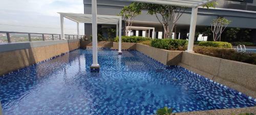 Bukit Rimau Roomy Master Bedroom With Facilities