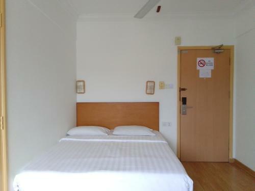 Oyo 90464 Borneo Suites Hotel