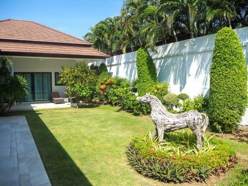 Spacious 4 Bedrooms Private Pool Villa In Phuket