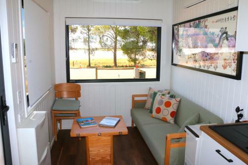 Bed & Breakfast Pink Lake Tiny House - 'peony'