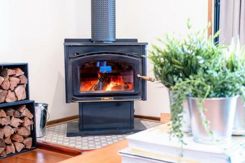 Escape To The Maleny Hinterland This Winter - Pizza Oven, Fireplace, Firepit