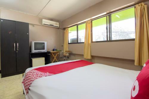 Oyo 75372 Flight Hut Hotel