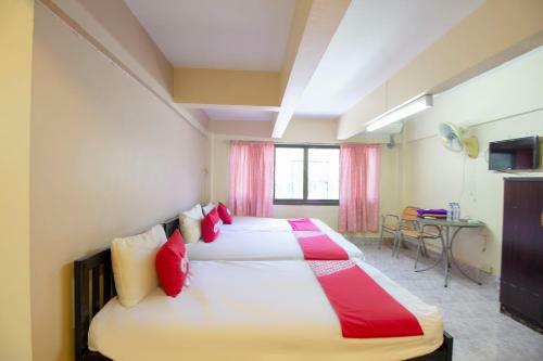 Oyo 75372 Flight Hut Hotel