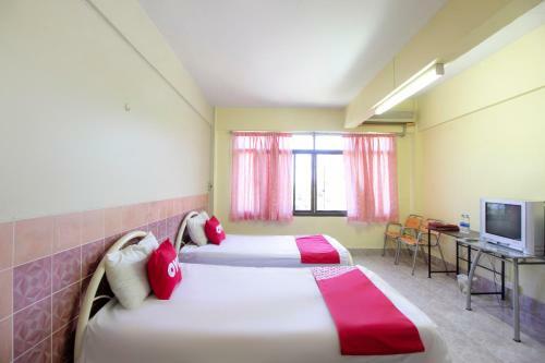 Oyo 75372 Flight Hut Hotel