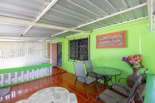 Oyo 75372 Flight Hut Hotel