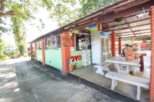 Oyo 75372 Flight Hut Hotel