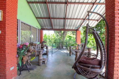 Oyo 75372 Flight Hut Hotel