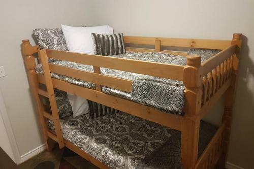 Sarnia Central Six - Big 6 Br 2 Ba - Patio And Bbq
