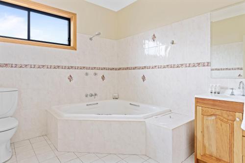 Oceans 19 Views / Spa Bath / Fire Place / Nelson Bay