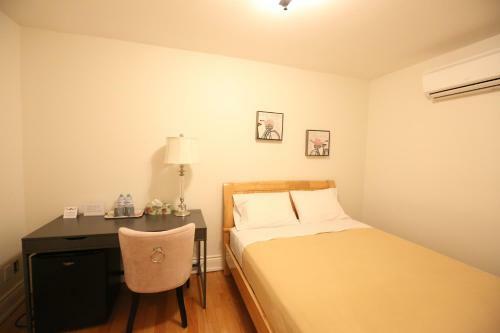 Hostal Elegant Suite At Bloor/bathurst