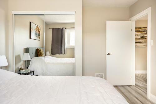 Entire 2 Bedroom Apartment Downtown Kw