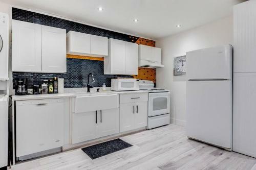 Gorgeous Stay - Private 3 Bedroom Waterfront Suite