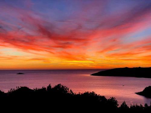Seafront Villa ?entada Near Trogir, Heated Pool, Childrens Playground, Bbq
