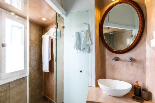 Arcana Santorini Villas, An Authentic Cycladic Experience