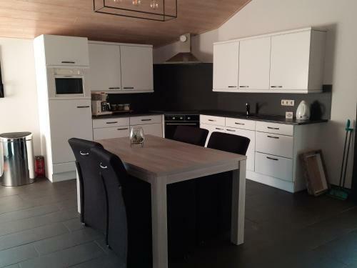 Apartamento Ruime Accommodatie Met Groot Terras Bij De Bossen.