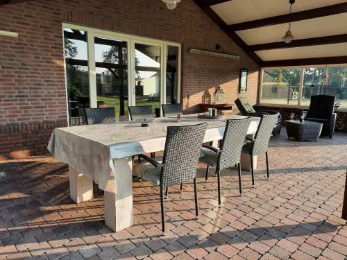 Apartamento Ruime Accommodatie Met Groot Terras Bij De Bossen.