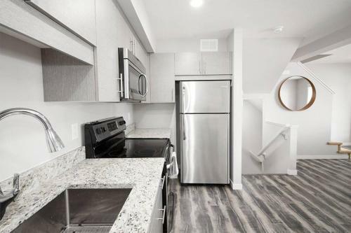 Luxurious 2 Bedroom Townhouse In South Winnipeg