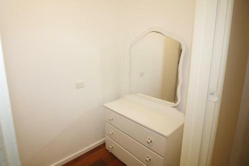 Hostal Sunny House - Melbourne Airport Home