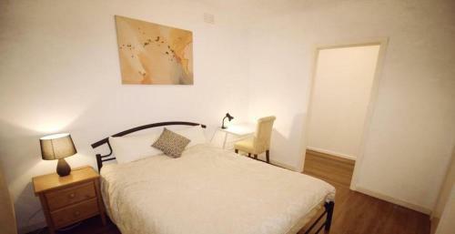 Hostal Sunny House - Melbourne Airport Home
