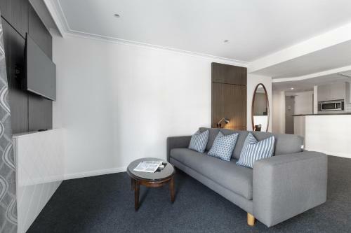 222 Russell Street Serviced Apartment