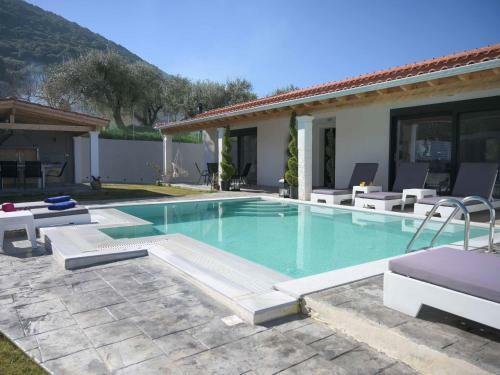 Inviting Villa In Kato Spileo With Private Swimming Pool