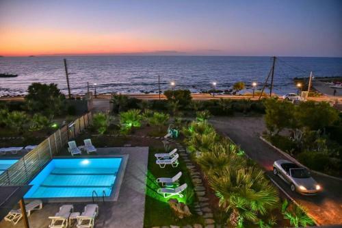 Mariza's Beachfront Apartment With Pool