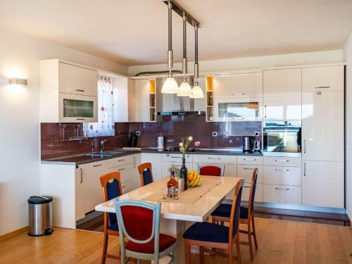 Delightful Apartment In Radovin With Garden