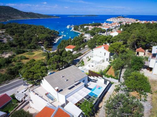 Entire Private Top Floor With Own Pool And Entrance