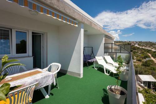 Entire Private Top Floor With Own Pool And Entrance