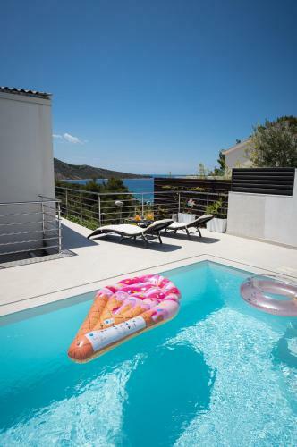 Entire Private Top Floor With Own Pool And Entrance