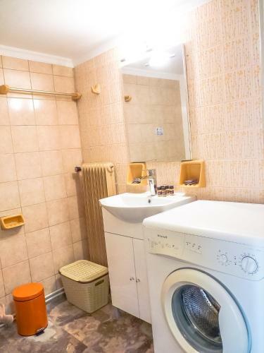Sunny City Center Apartment
