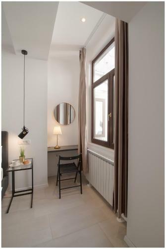 Stylish - Centre Apartment Theatre View
