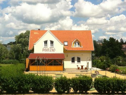 Hostal Golf �tterem �s Panzi�