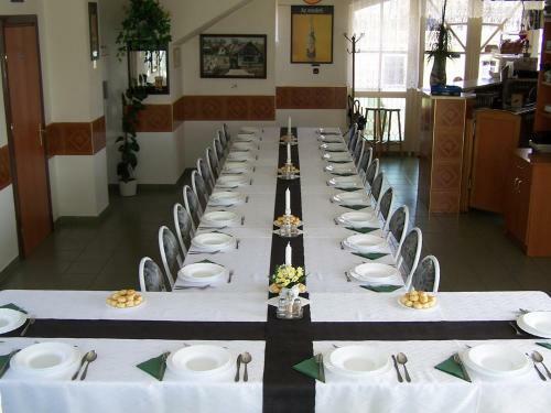 Hostal Golf �tterem �s Panzi�