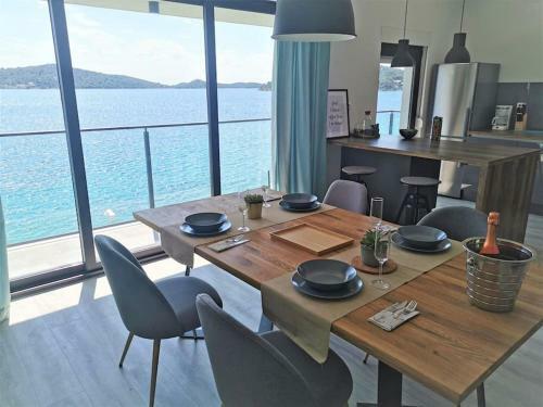 Beach Front Apartment With Beautiful Sunsets