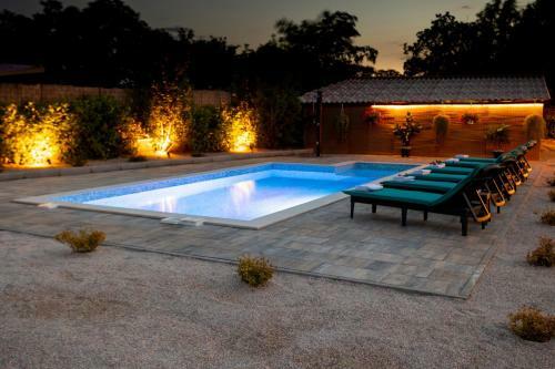 Apartman Luni S Bazenom