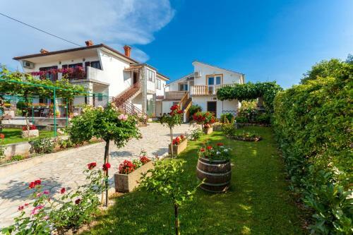 Apartman Luni S Bazenom