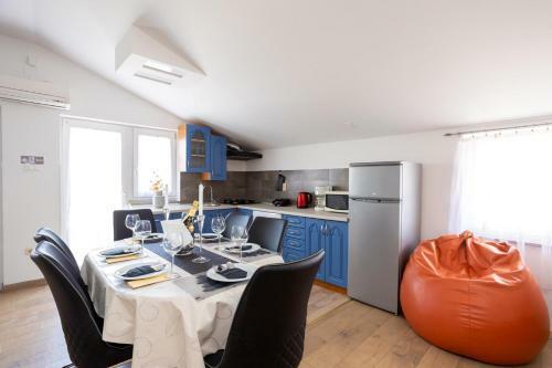 Apartman Luni S Bazenom