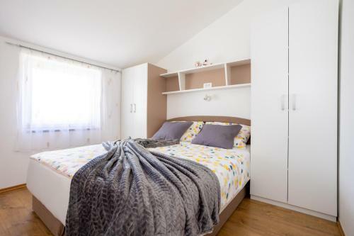 Apartman Luni S Bazenom