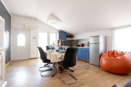 Apartman Luni S Bazenom