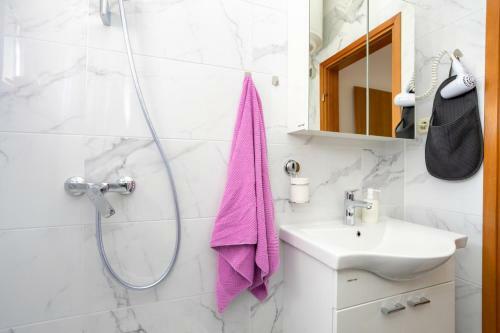 Apartman Luni S Bazenom